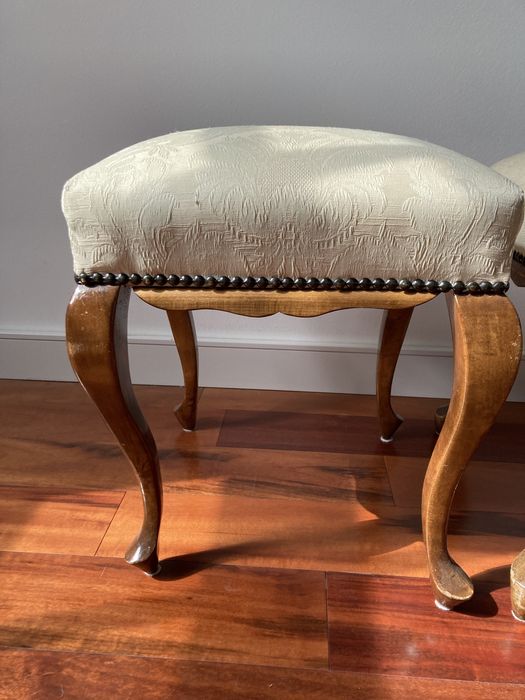 Dwa stare Stołki tapicerowane