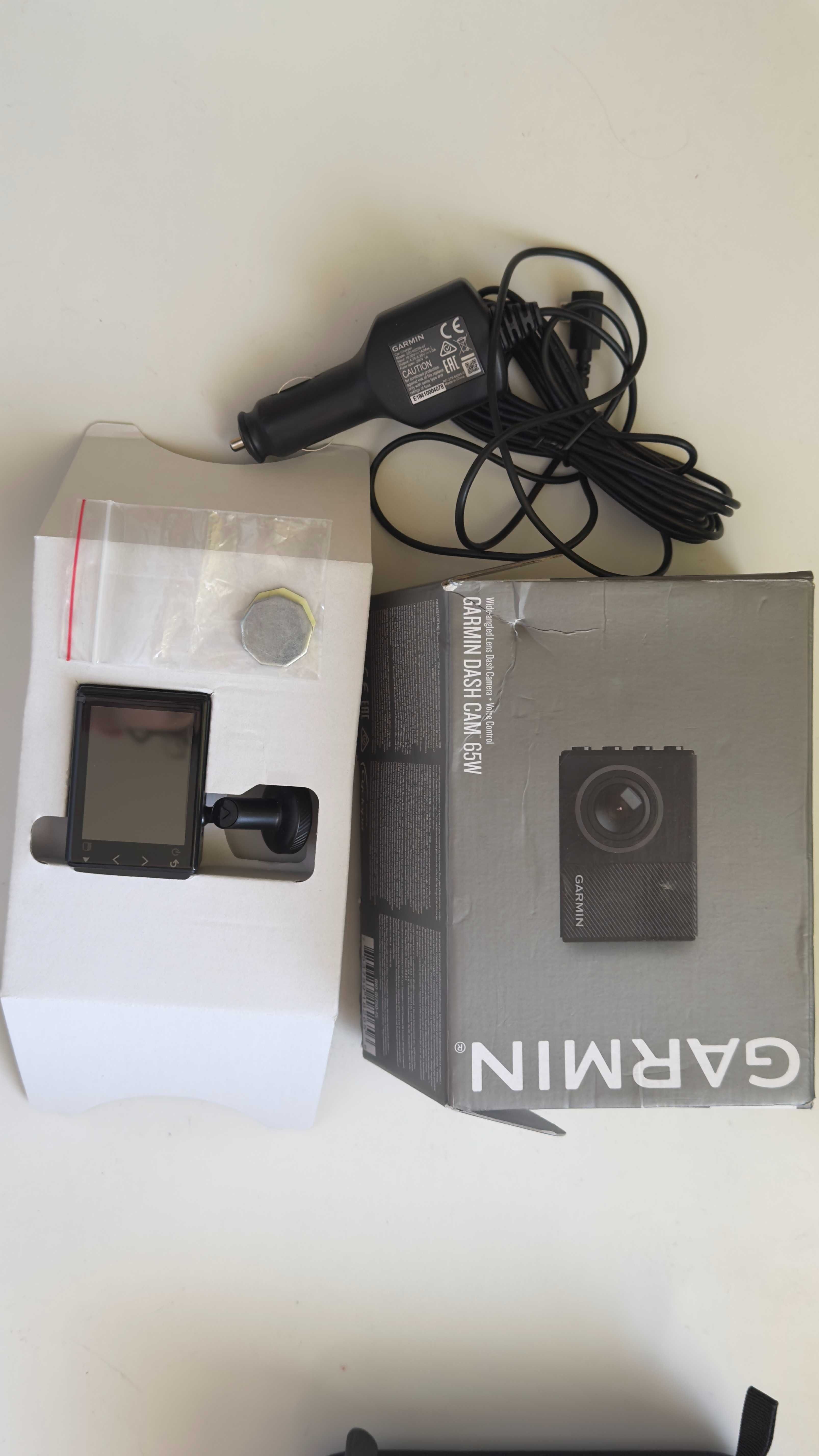 Відеореєстратор Garmin Dash Cam 65W