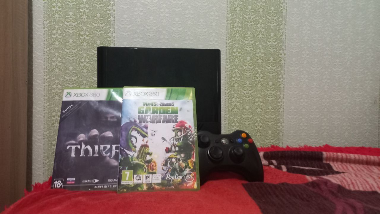 XBOX 360 E +Геймпад + 2 игры