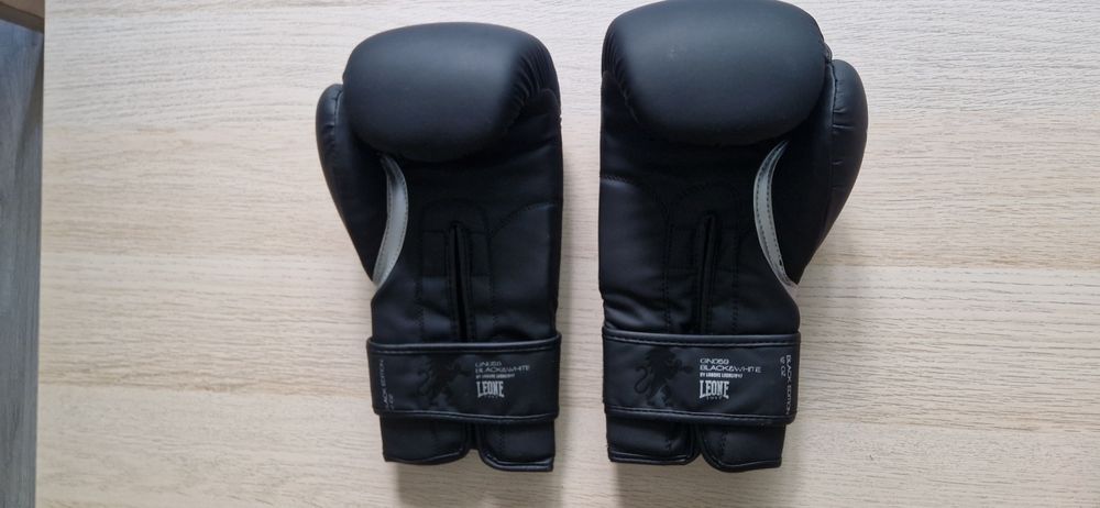 Rękawice bokserskie Leone, owijki, kask - ZESTAW