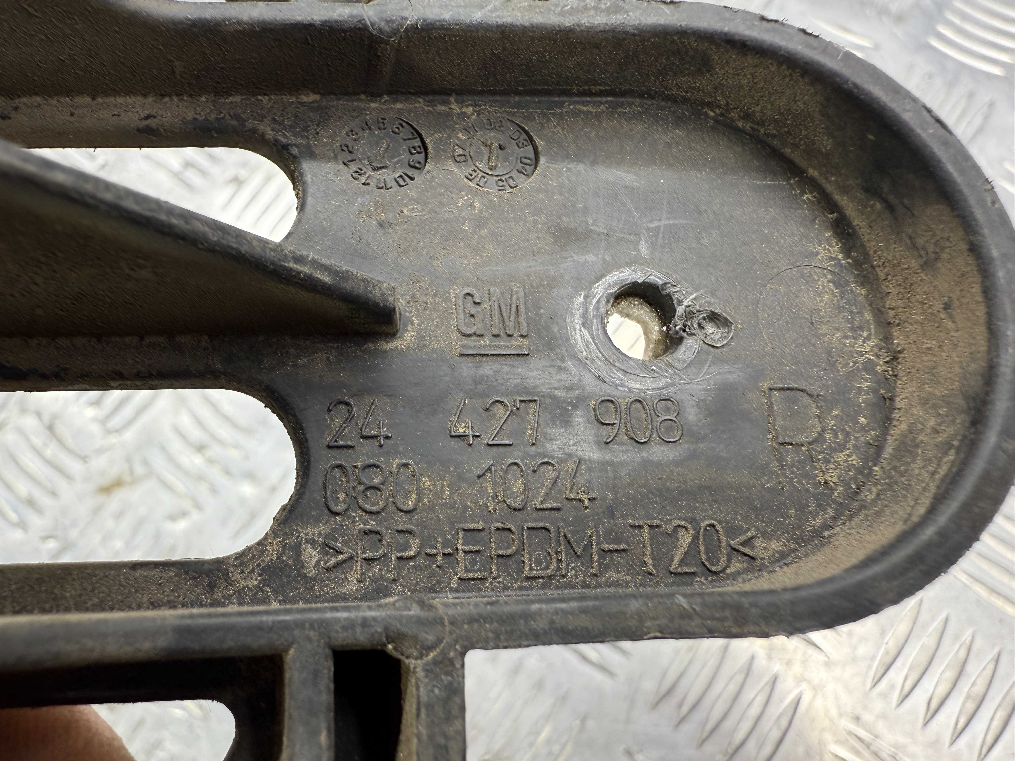 Кронштейн заднего бампера правий opel signum 03-  24427908