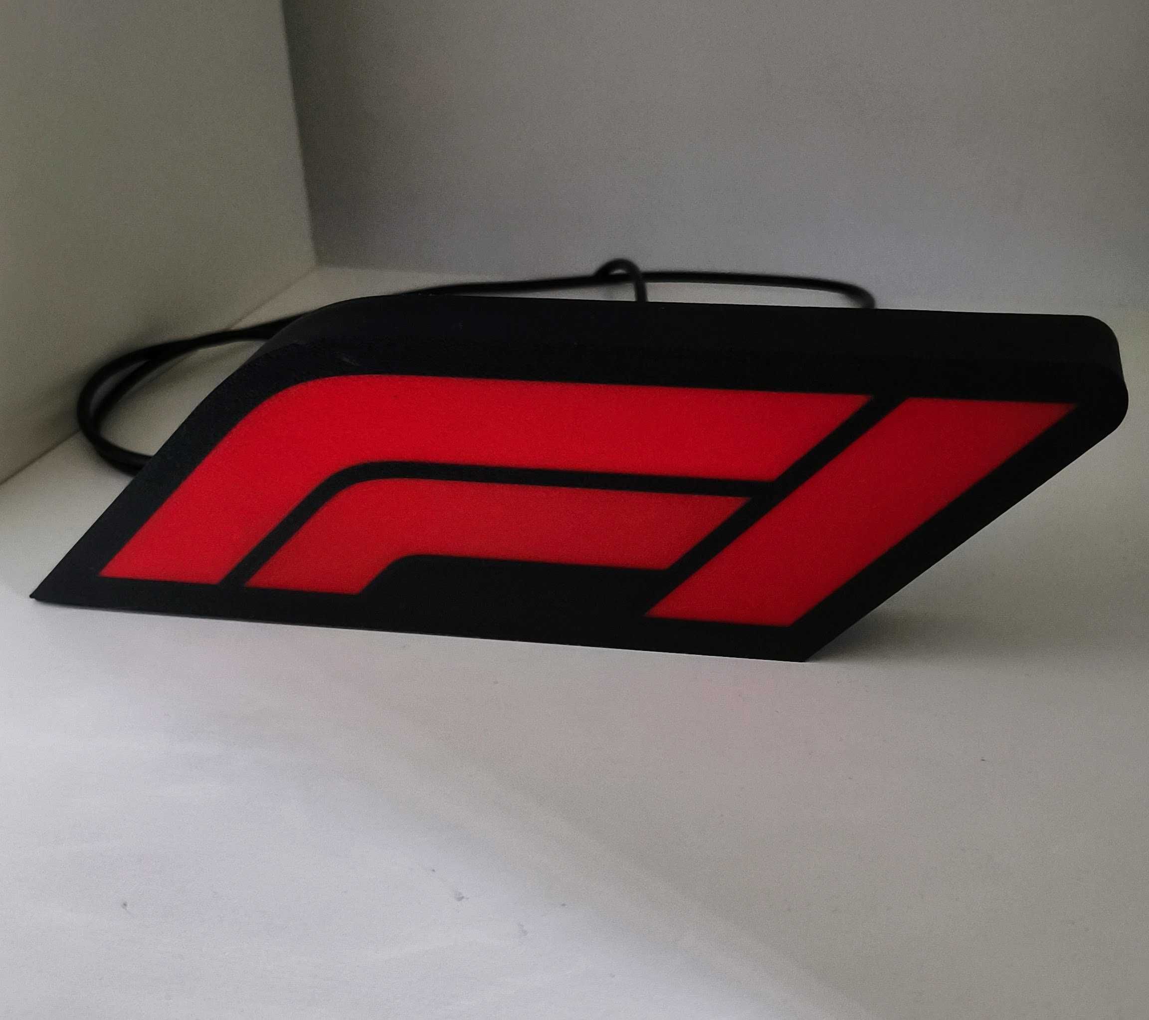 Candeeiro Formula 1 com tomada e ligação USB Luminaria