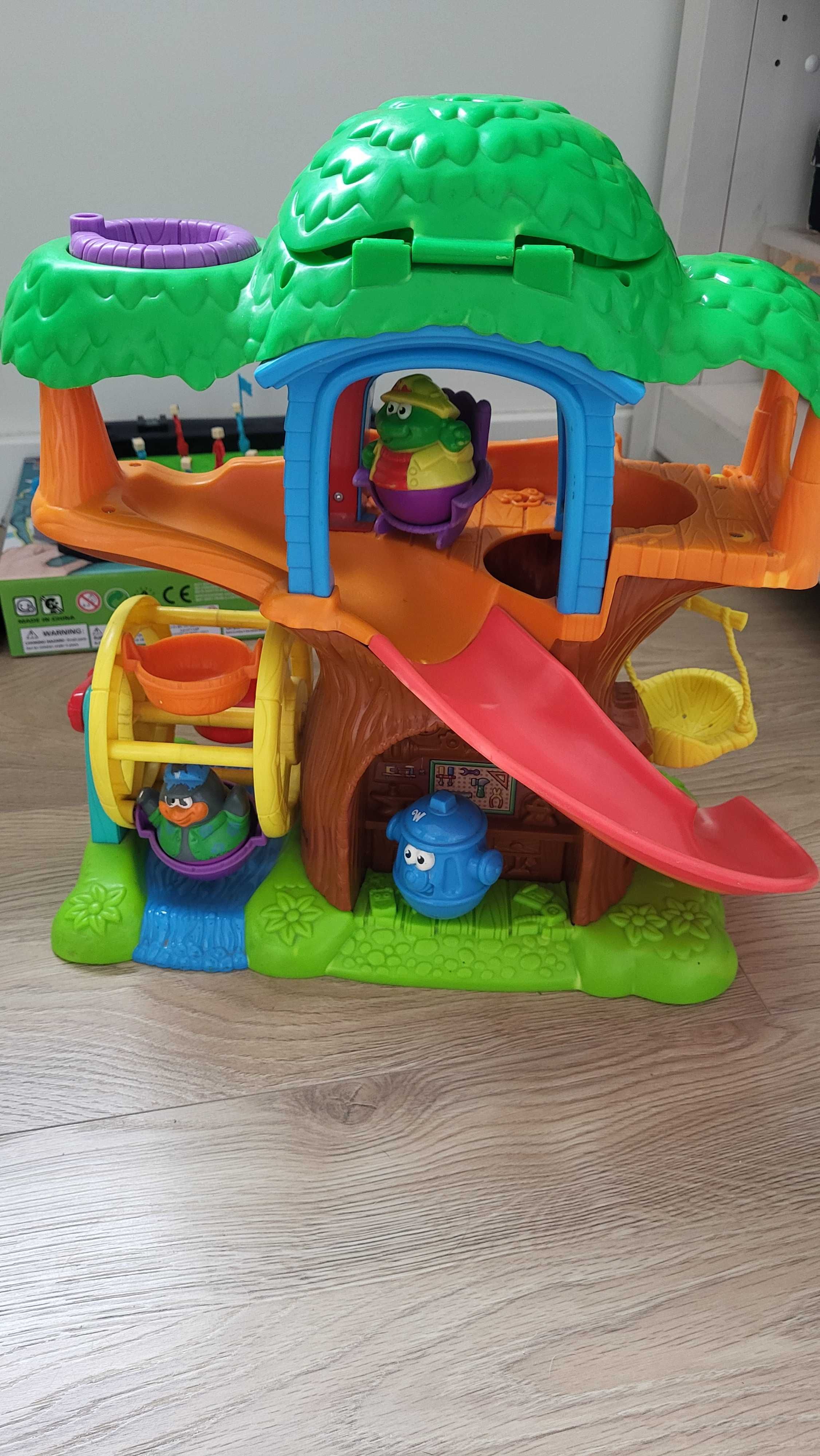 Playskool grający domek na drzewie ze zjeżdżalnia zestaw z figurkami