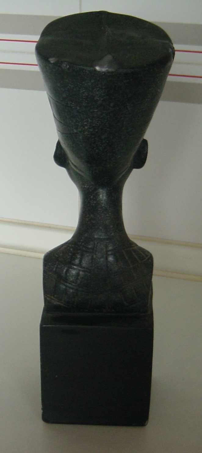 Busto da Rainha Nefertiti:Réplica da escultura no Neues Museum, Berlim