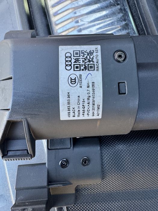 Шторка / полка в багажник Audi Q8 оригінал