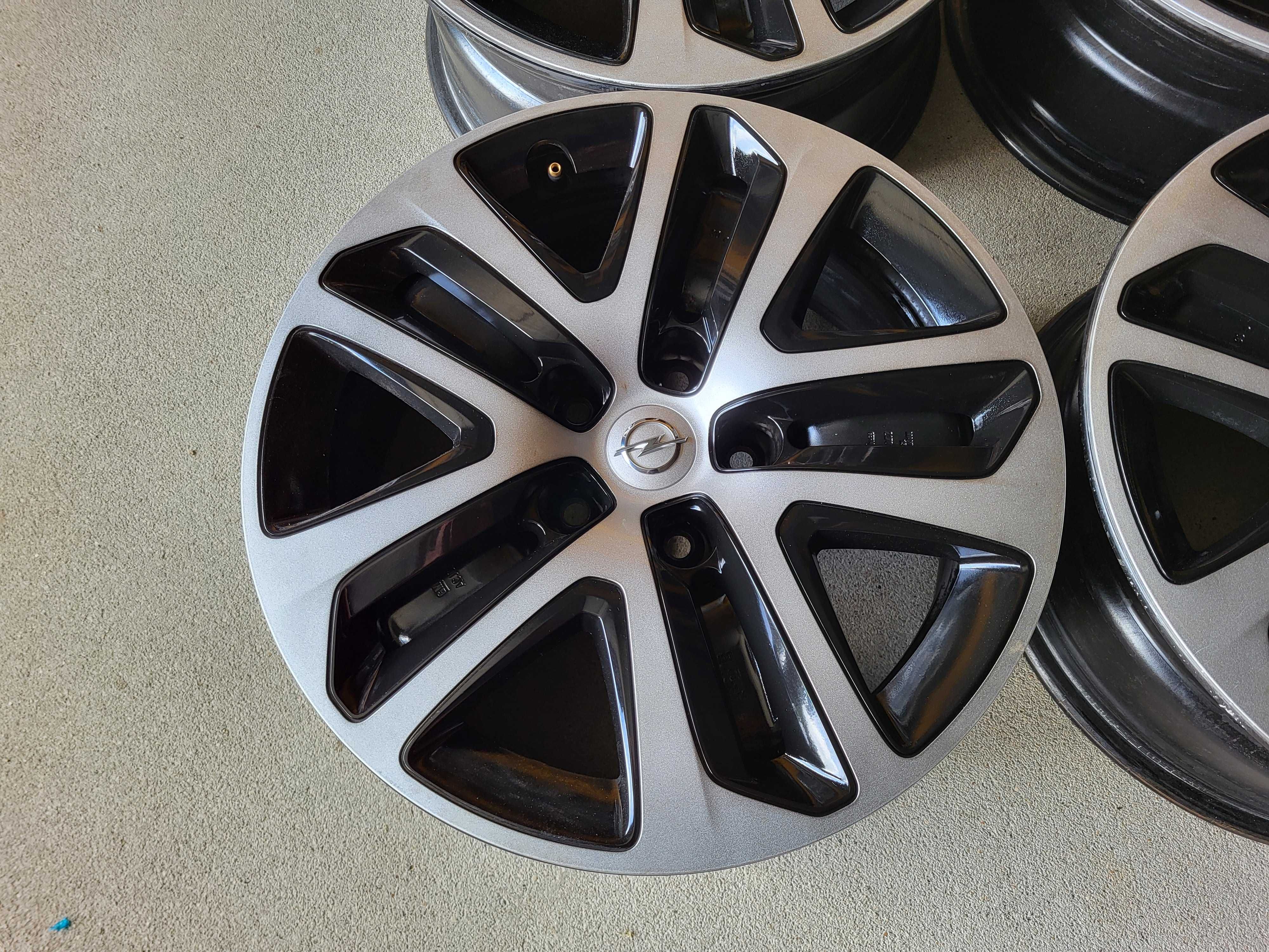 [847] Felgi stalowe Opel 17 cali 5x115 Insignia B Struktura + Czujniki