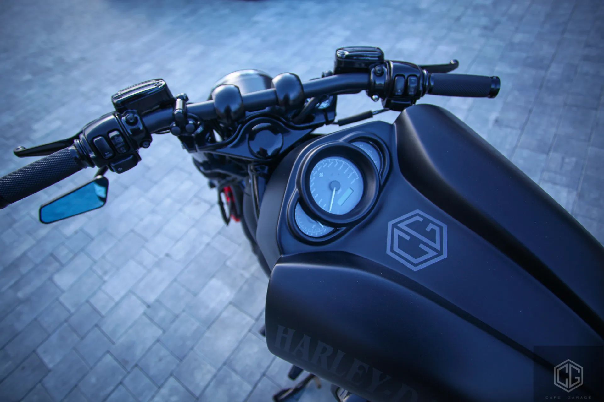Harley-Davidson V-Rod Night Rod custom AIR RIDE, Led, czarny mat, wydech vans&hines