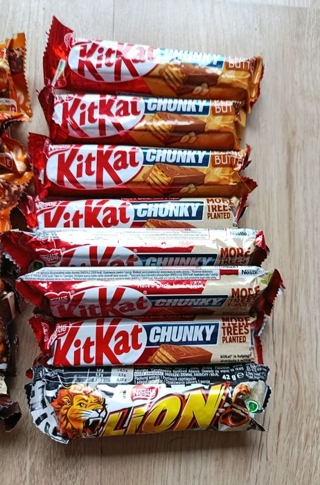 30 batoników KitKat i 30 Lion