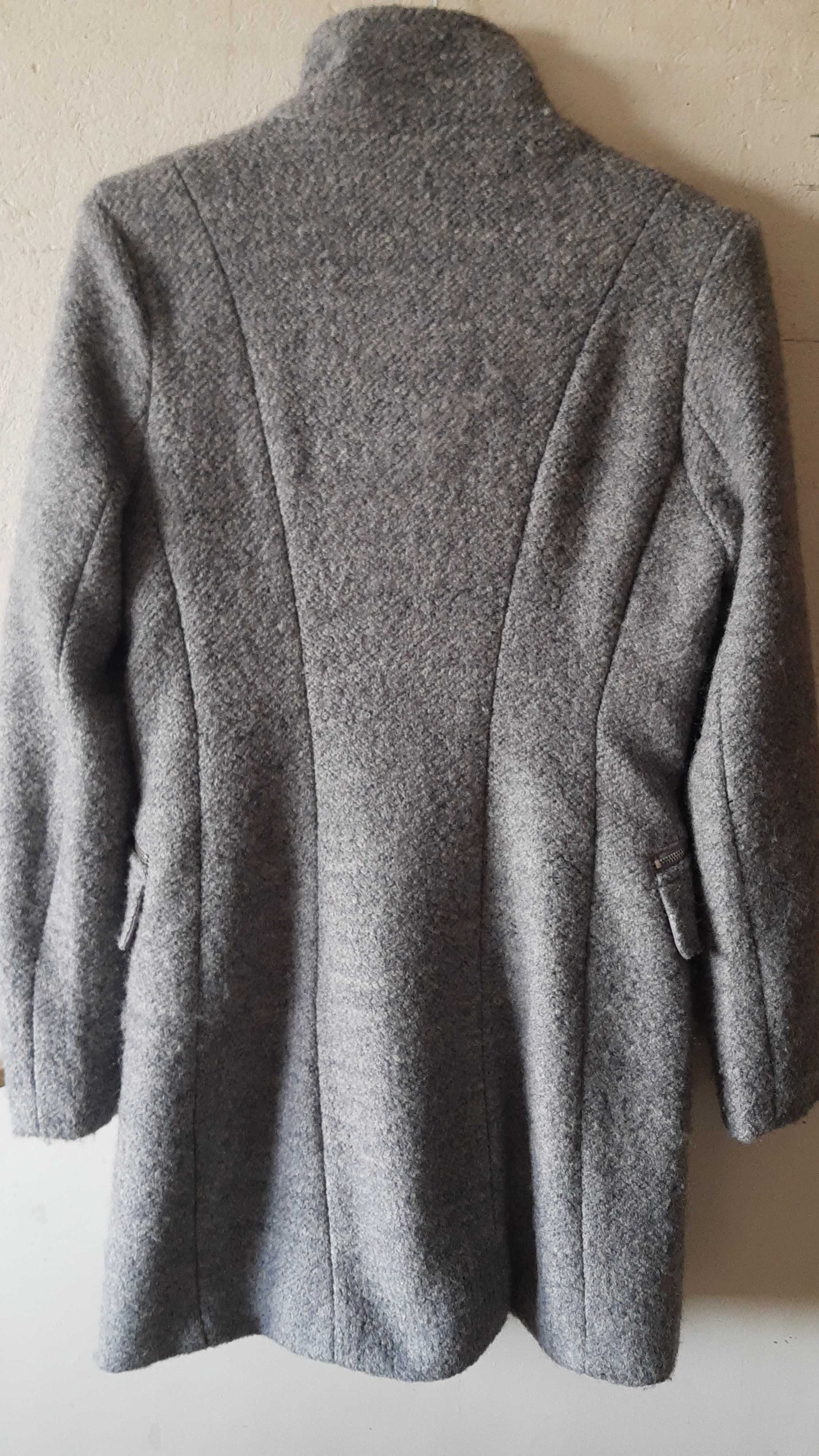 Płaszcz zimowy boucle z Reserved 38% wełny