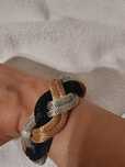 Pulseira tricolor em aço entrelaçado dourado prateado e preto.