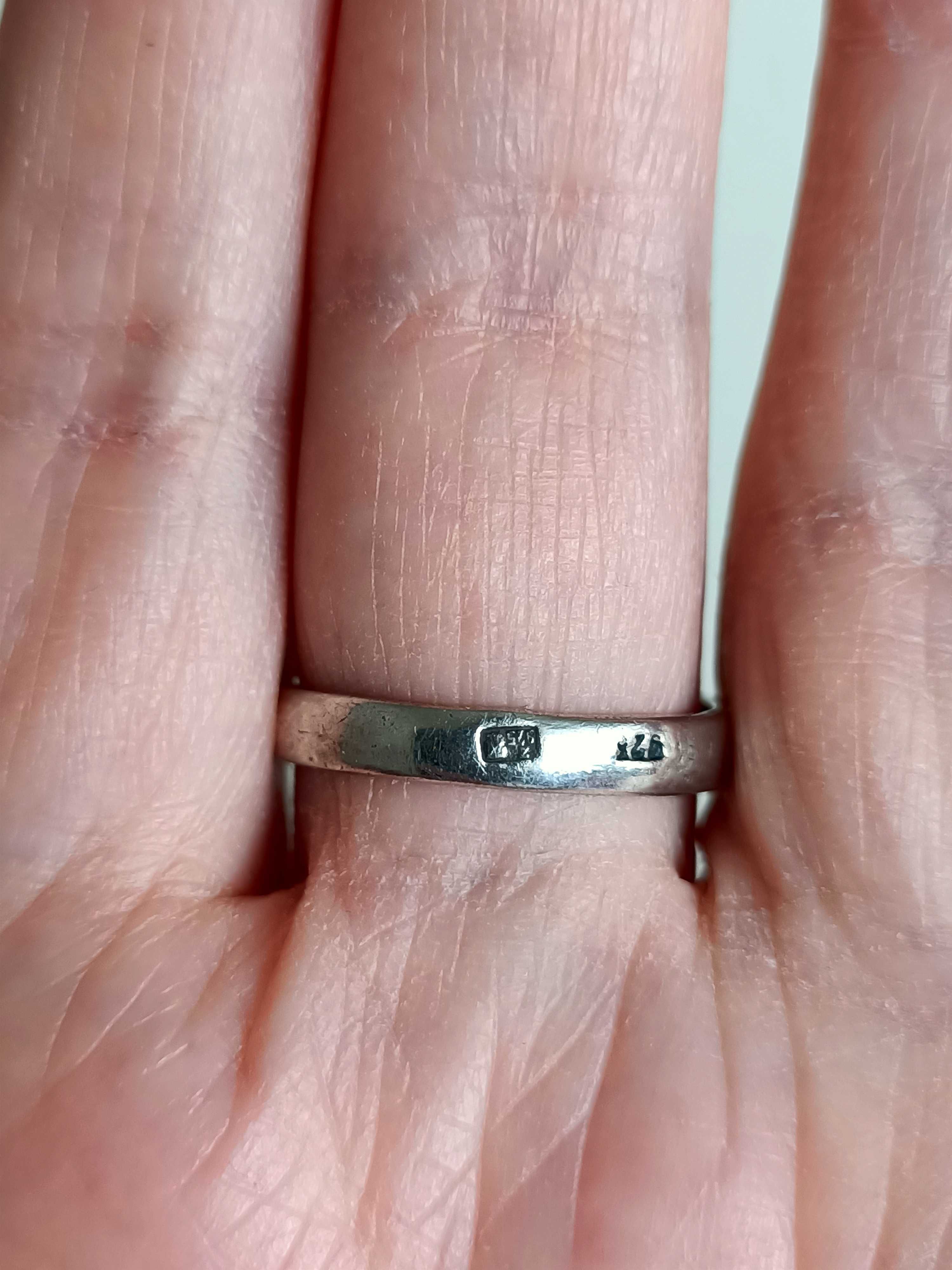 Srebrny pierścionek obrączka srebrna oksydowane cyrkonią  rękodzieło