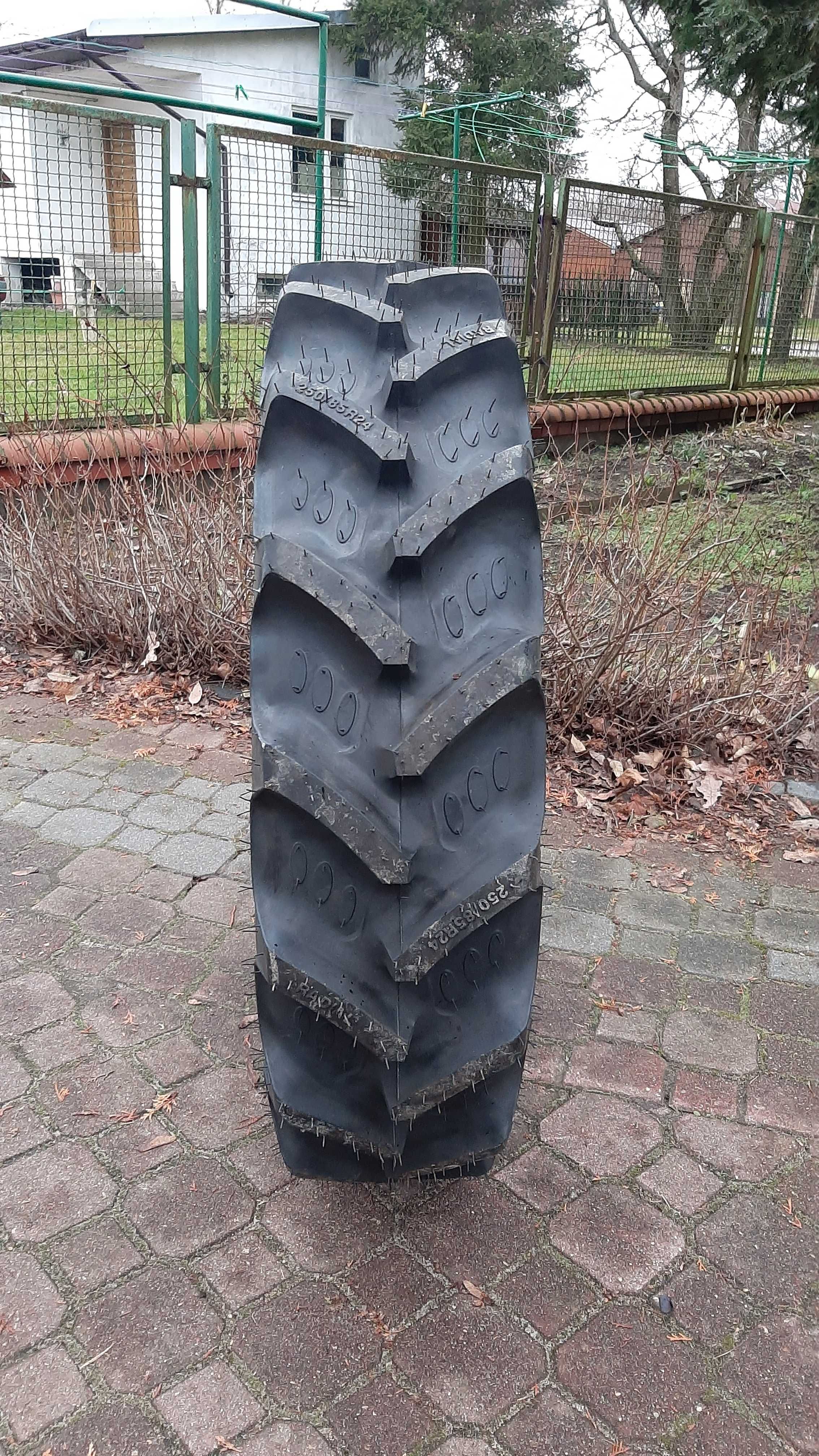 Opona rolnicza 9.5R24 (250/85R24) BKT Agrimax RT855 TL