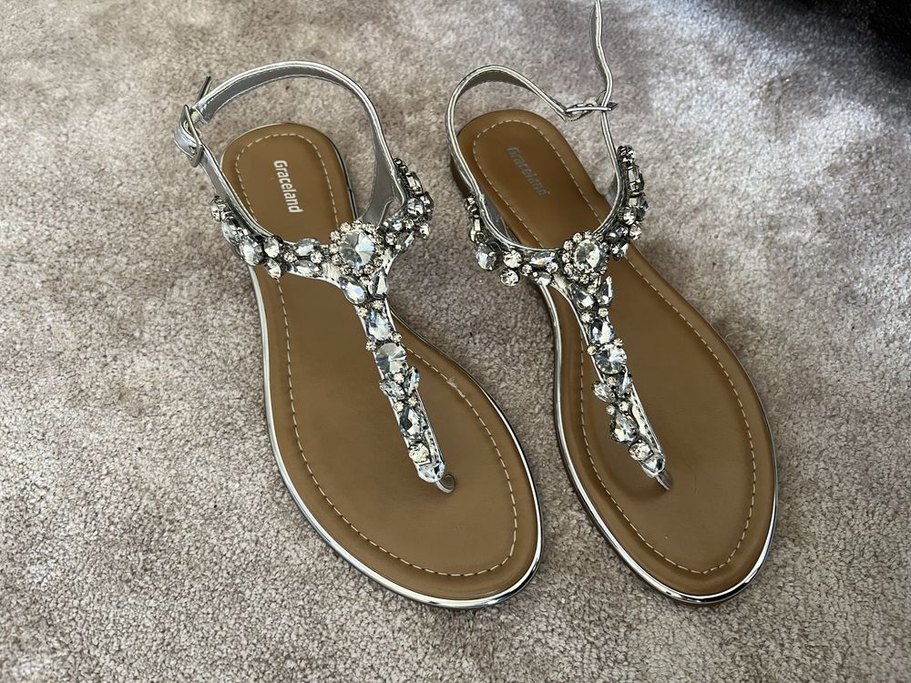 Nowe srebrne sandały z ozdobnymi kamieniami Graceland 40