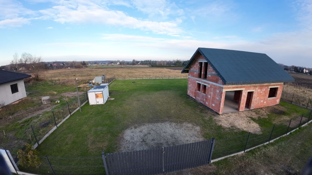 Dom w stanie surowym otwartym.