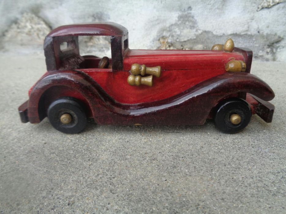 Carro em mniniatura, em madeira feito a mão.