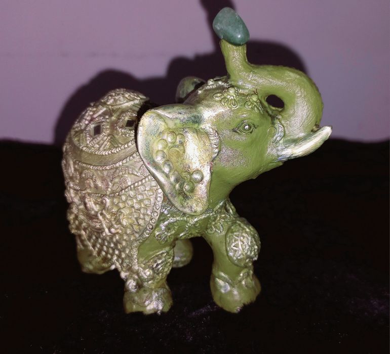 Elefante com pedra natural