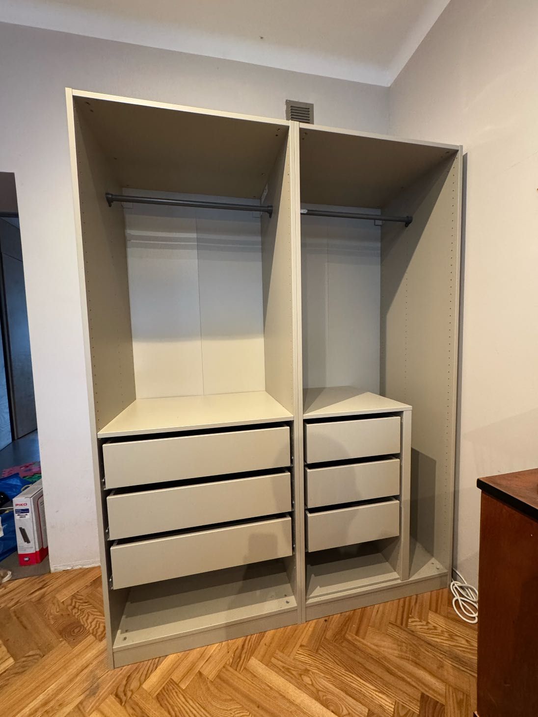 2 szafy IKEA PAX 75x58x201 cm szarobeżowe z wyposażeniem.