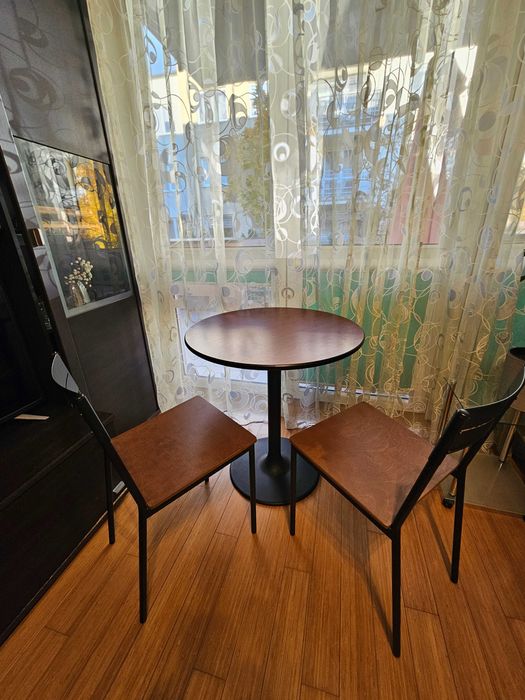 Okrągły stolik z dwoma krzesłami