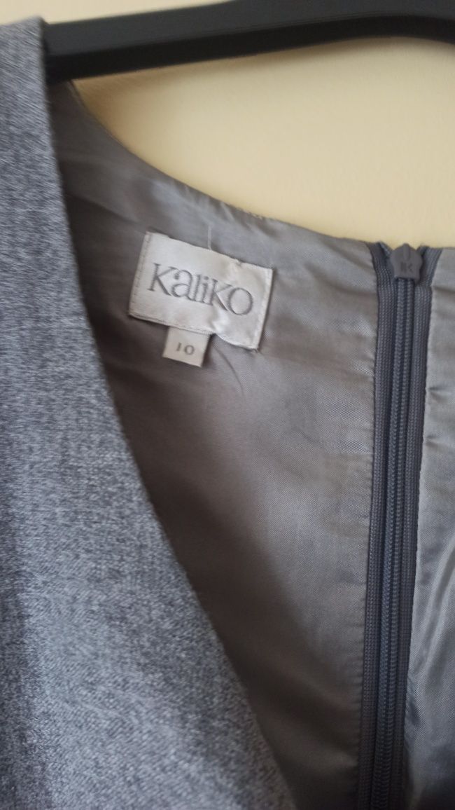 Szara elegancka sukienka r. 10 firmy Kaliko