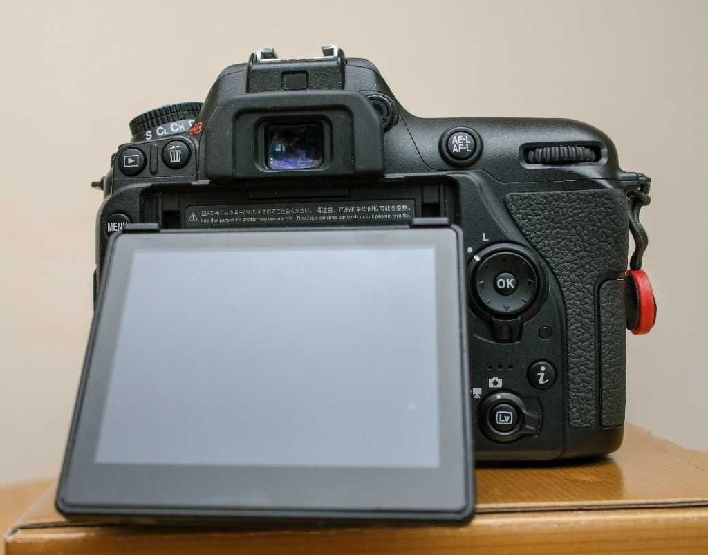 Lustrzanka NIKON D7500. SAMO BODY (bez obiektywu).Stan idealny!
