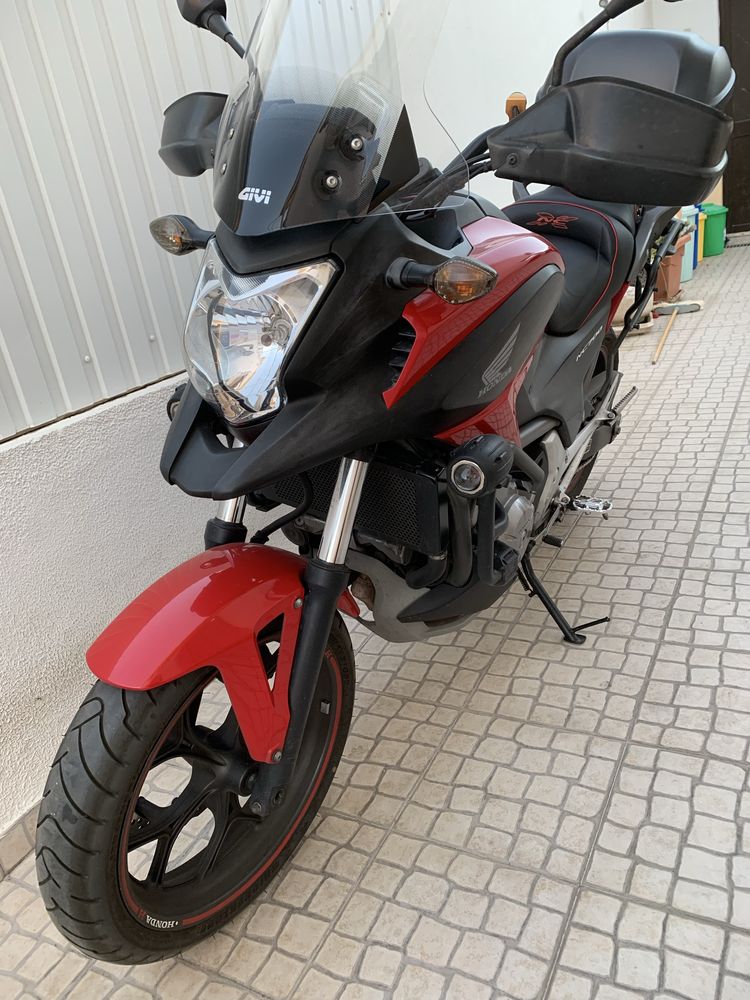 Mota Honda NC700X Vermelha.