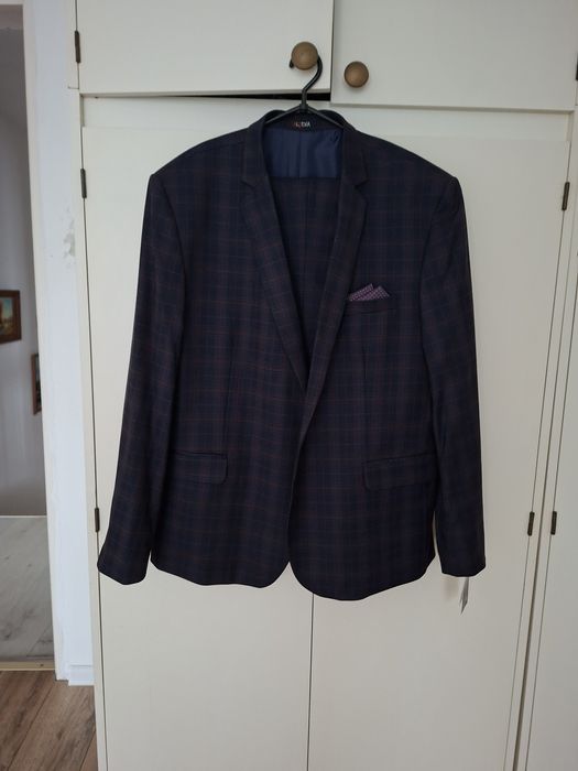 Nowy garnitur z metką