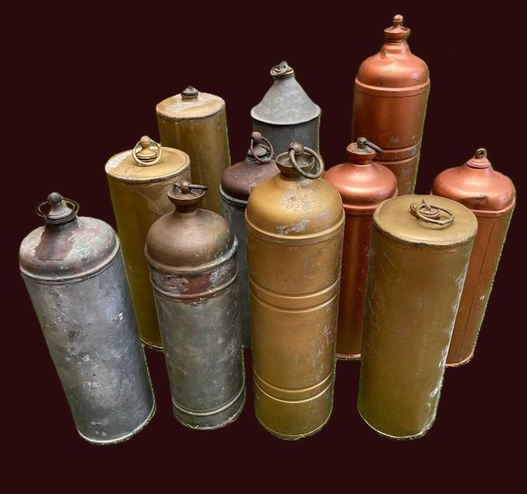 Garrafas antigas, vazias em cobre, para agua quente