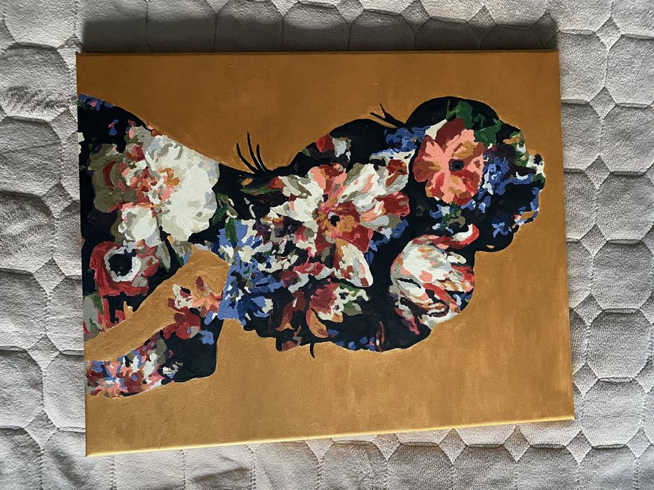 Картина розмальована дівчина з квітами