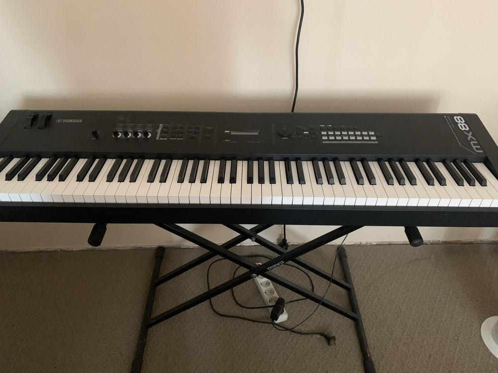 Синтезатор Yamaha MX-88