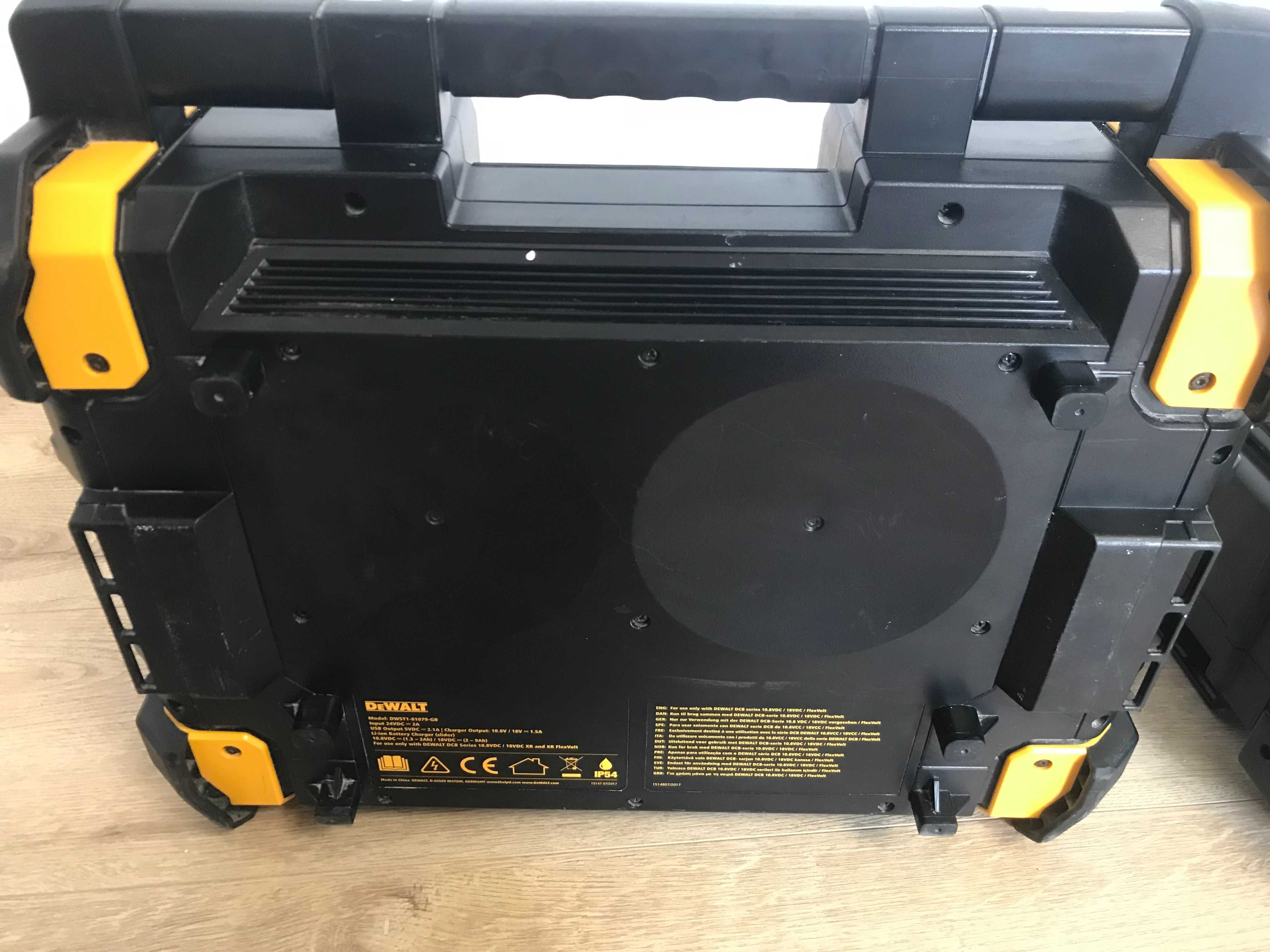 Радіоприймач-зарядний пристрій DeWALT DWST1-81079 GB з Англії