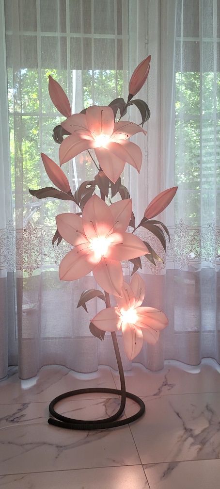 Gigantyczne Lampy podłogowe w kształcie kwiatów. Ręcznie wykonane