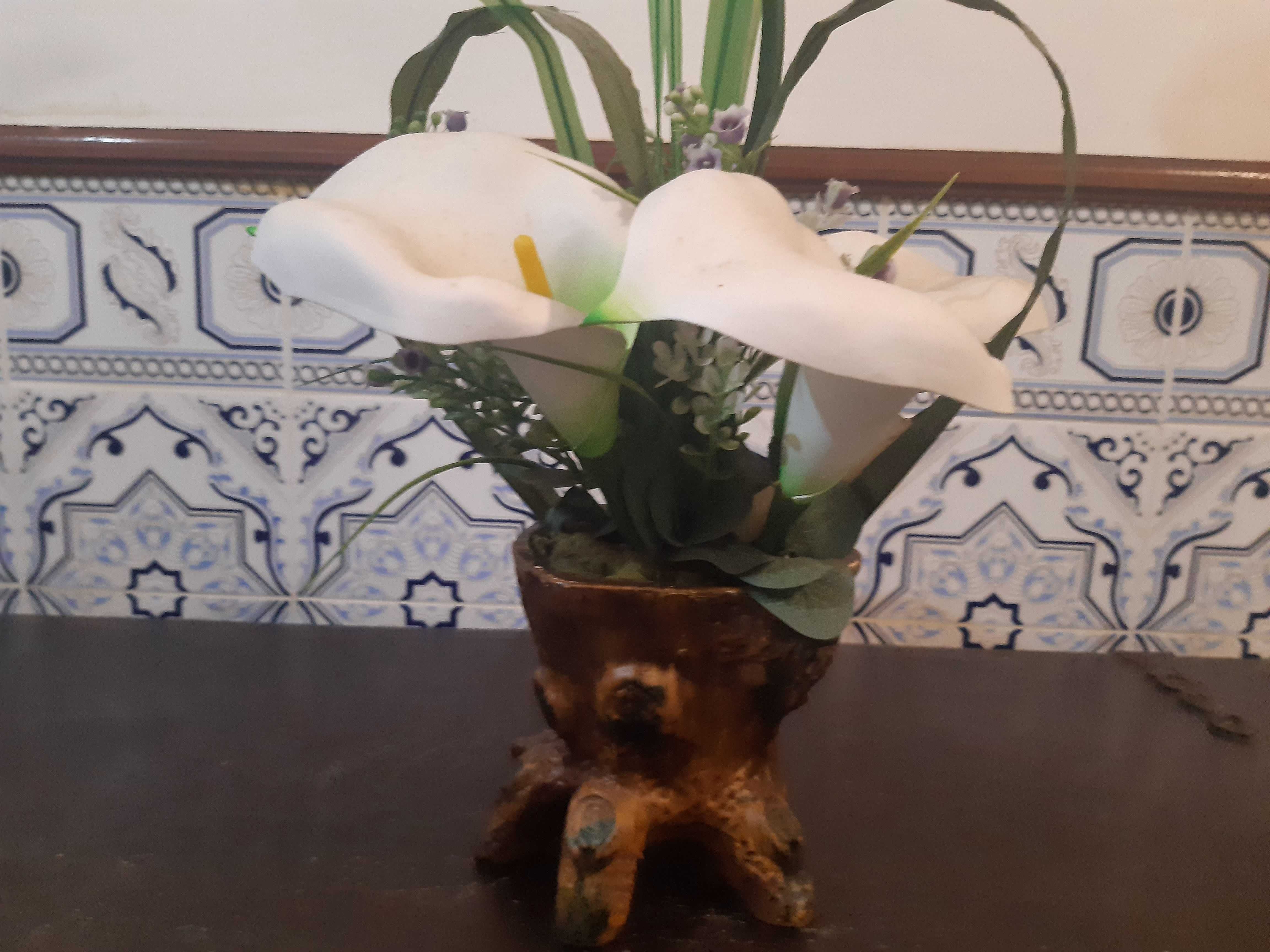 Arranjo de jarros artificiais em vaso cerâmica tipo tronco