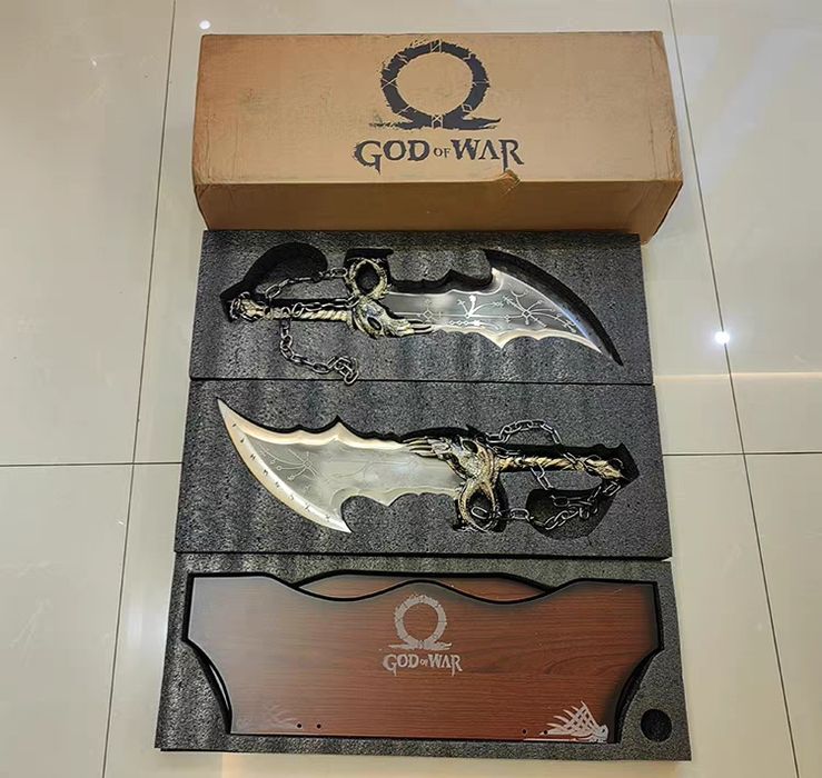 Клинки Хаоса Кратоса (God of War), 45 см — коллекционный набор с планш
