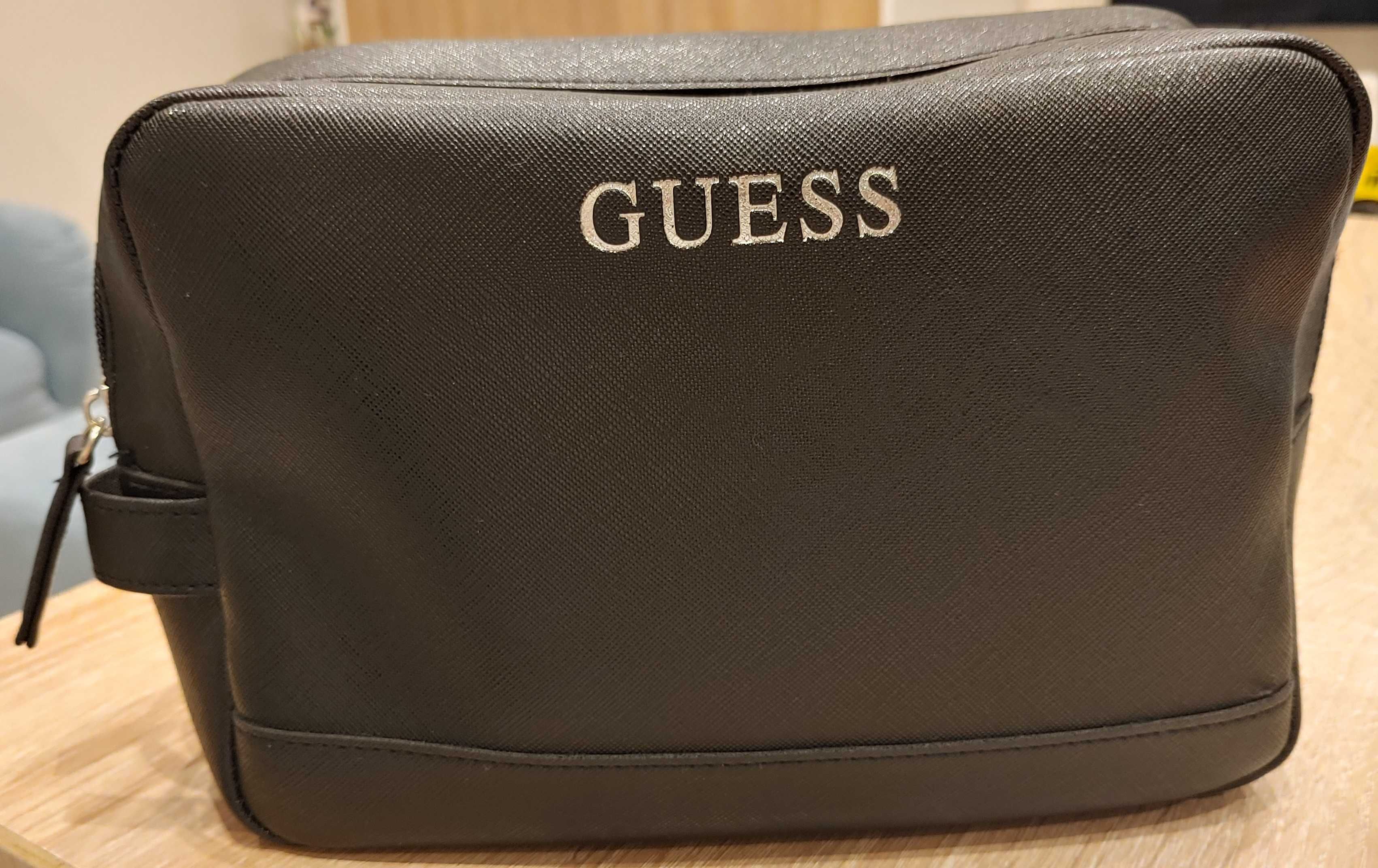 Nowa czarna kosmetyczka Guess
