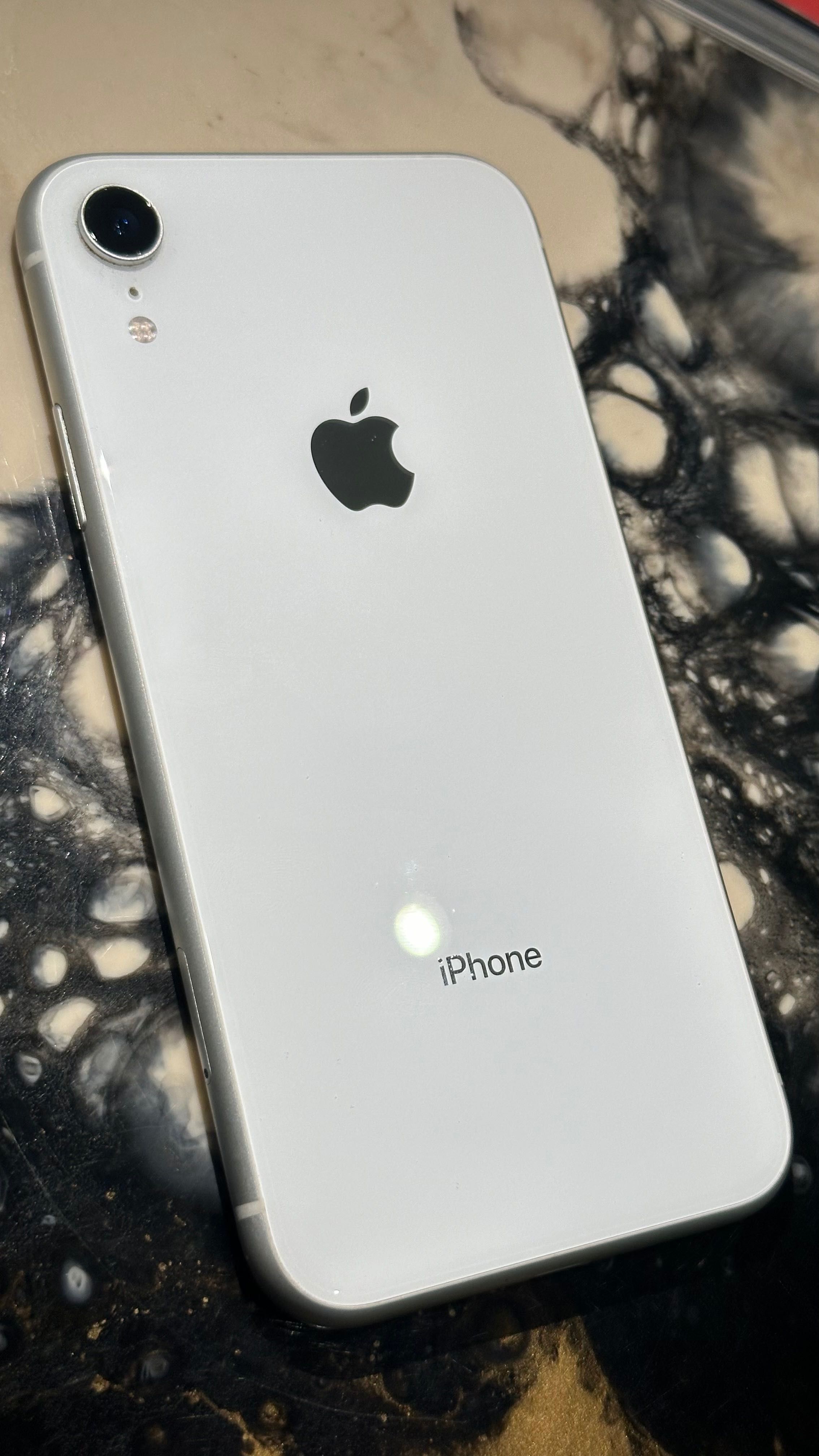 Телефон iPhone XR