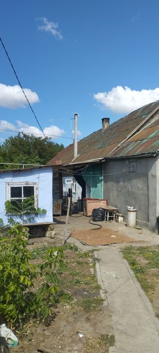 Продам пол дома,под ремонт,со всеми камуникацыями,15 соток земли