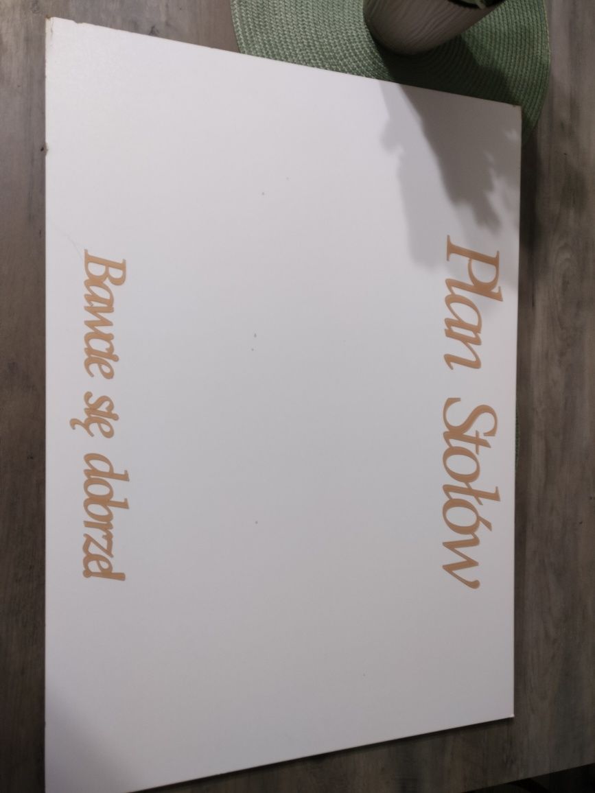 Plan stołów i tablica powitalna