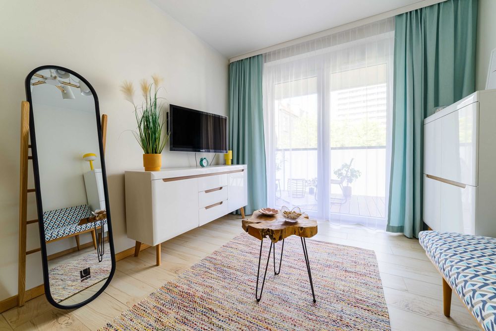 Piękny zestaw nowych, białych mebli na nóżkach - szafa i dwie komody