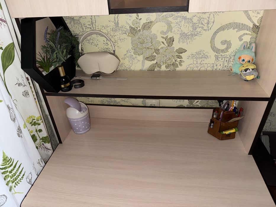 Письмовий стіл з надбудовою, парта, компʼютерний стіл з полицями, стіл