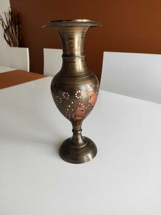Jarra antiga com decorações