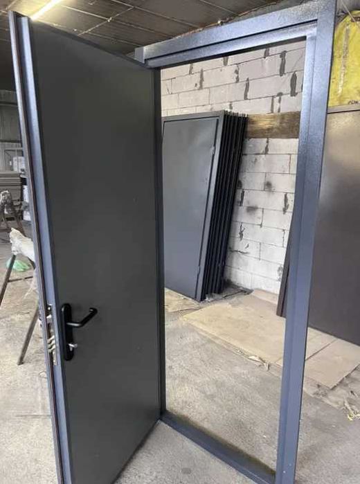 Двері вхідні технічні металеві тамбурні з ДСП накладками