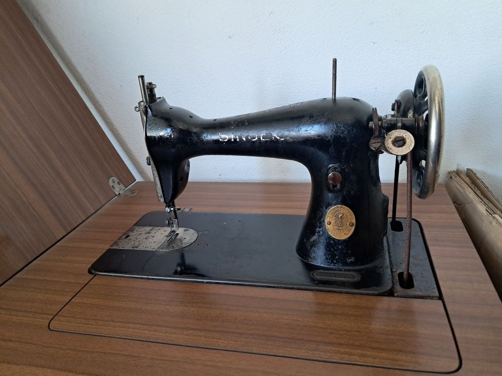 Móvel com Máquina Costura Singer antiga