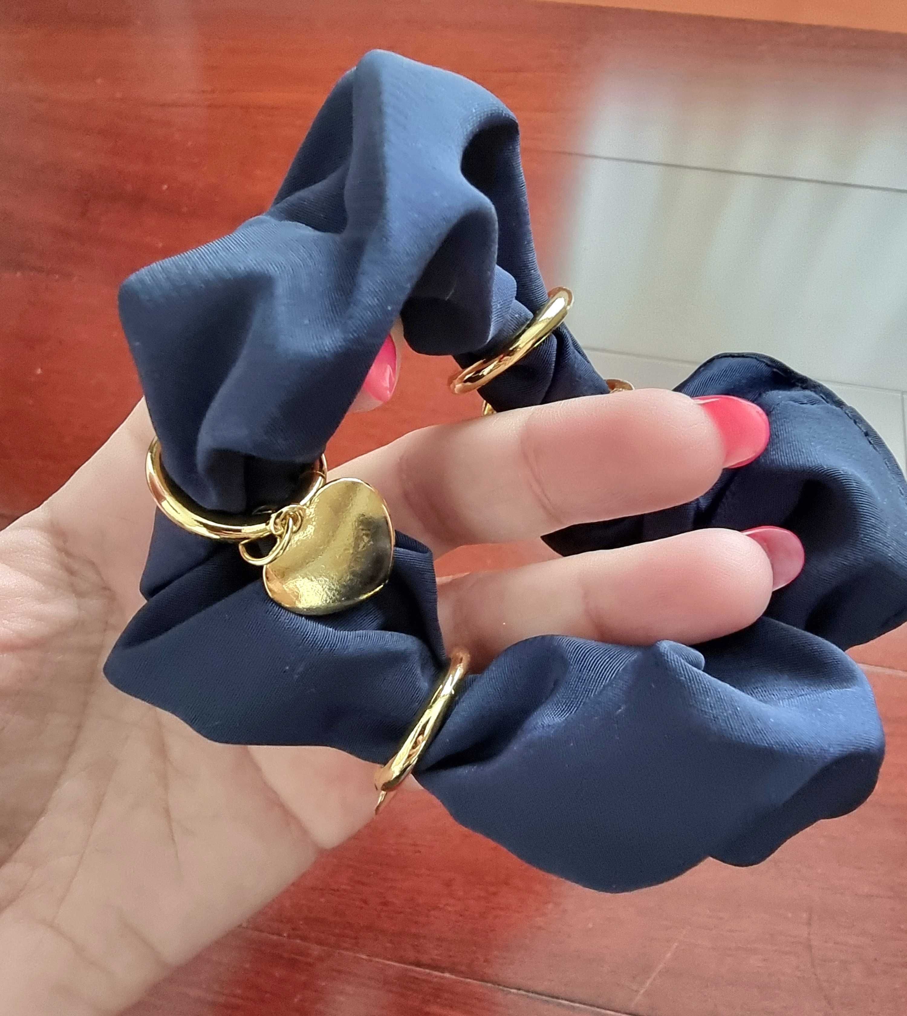 Elástico de cabelo azul escuro com corações dourados