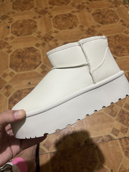 Круті жіночі уги бежеві на платформа