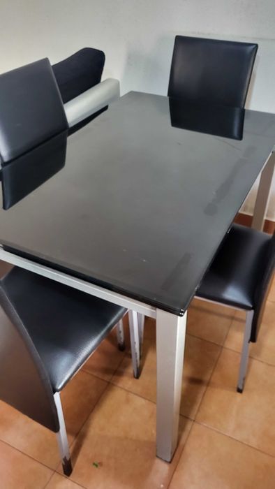 Mesa em vidro e cadeiras de cozinha