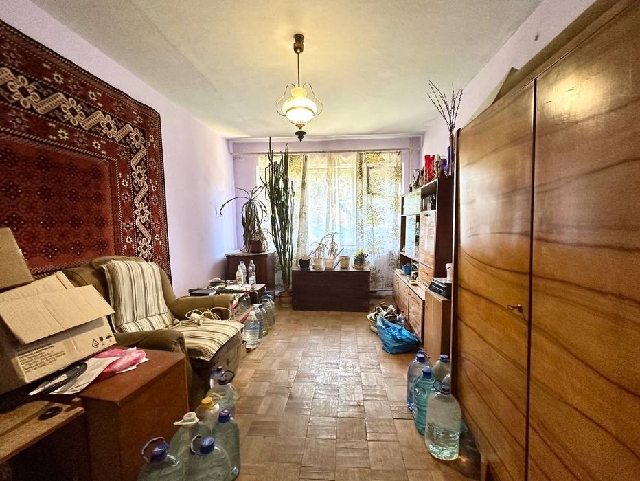 Продаж 3 кімнатної квартири ПІД РЕМОНТ в центрі міста.