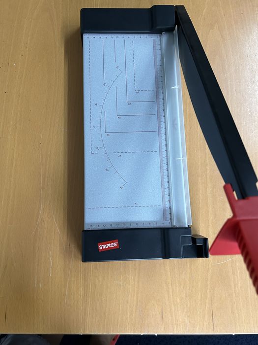 Gilhotina nova staples com muito pouco uso.      uso