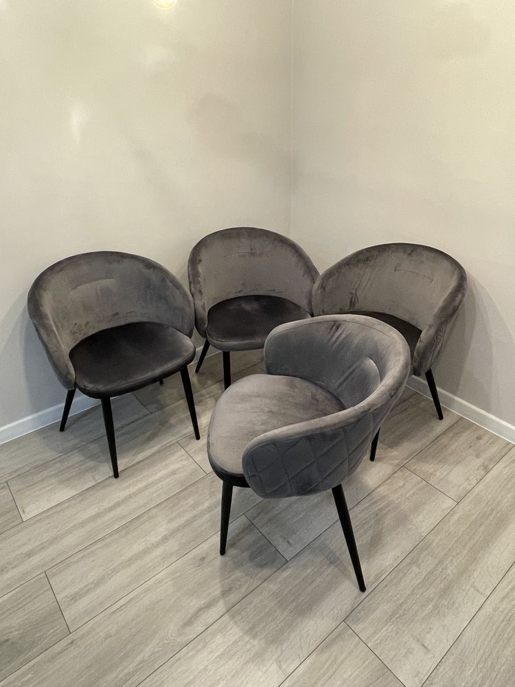 Szare krzesła tapicerowane do jadalni salonu wraz ze stolikiem