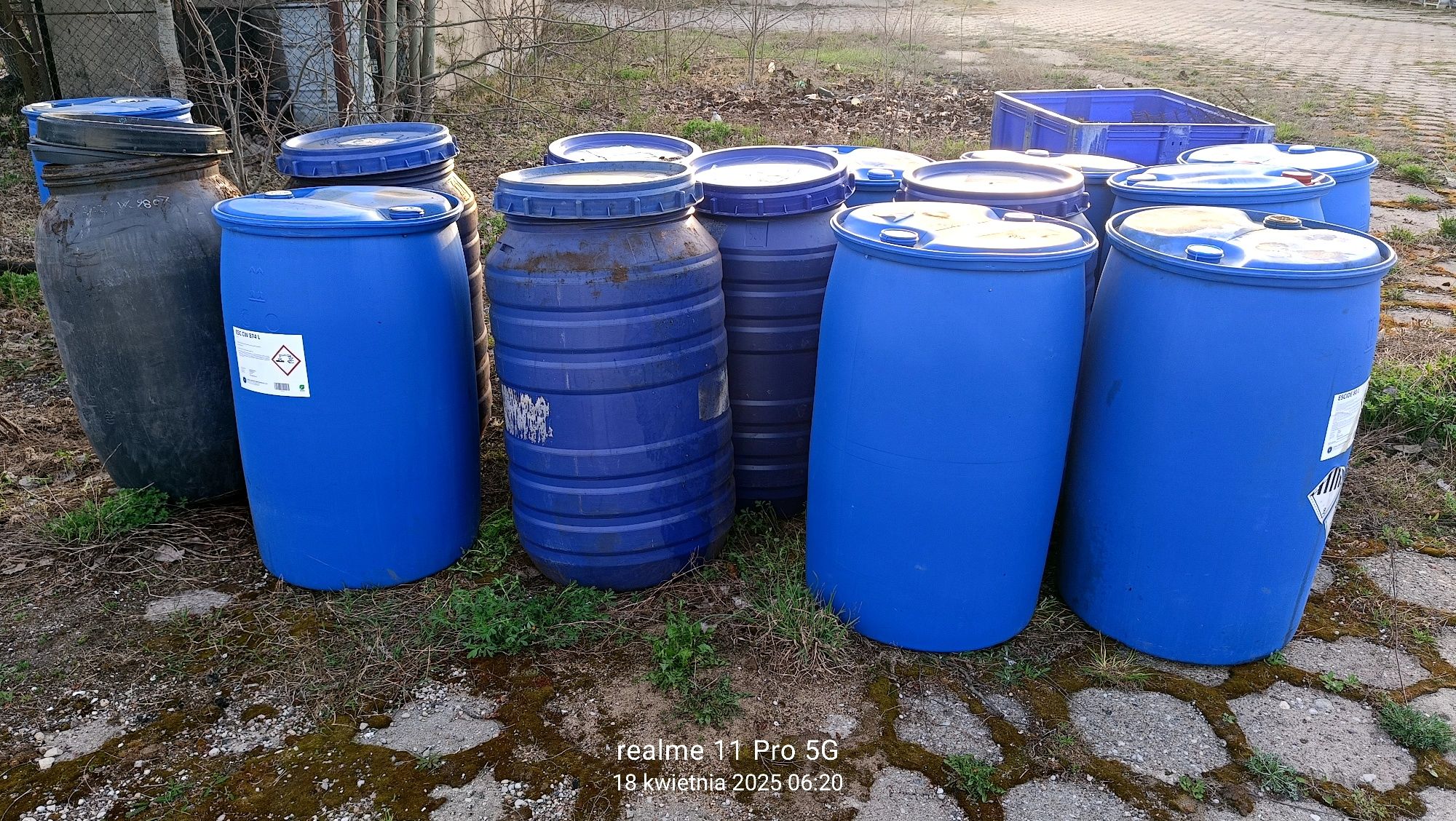 Beczki plastikowe.