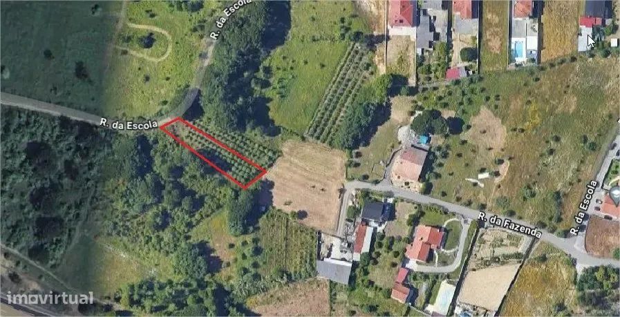 Terreno Sul à venda na rua da escola em Parceiros-Leiria (Charrinhos)